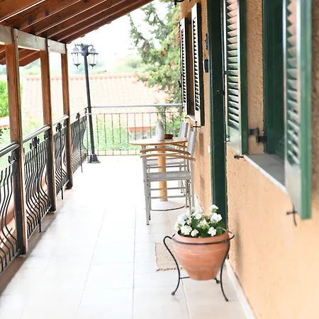 Evas Lägenhet Agioi Theodoroi (Corinthia)
